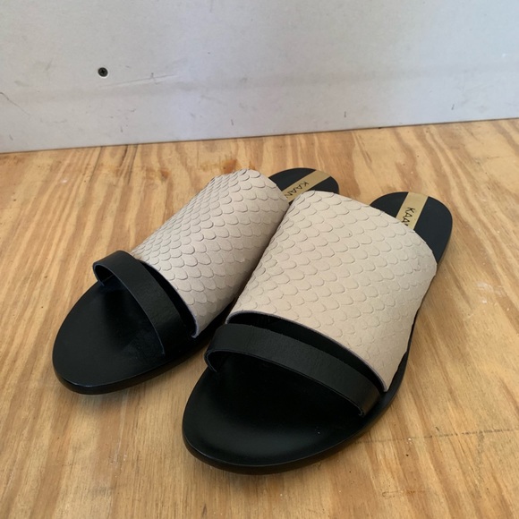 KAANAS slides never worn - Picture 2 of 3